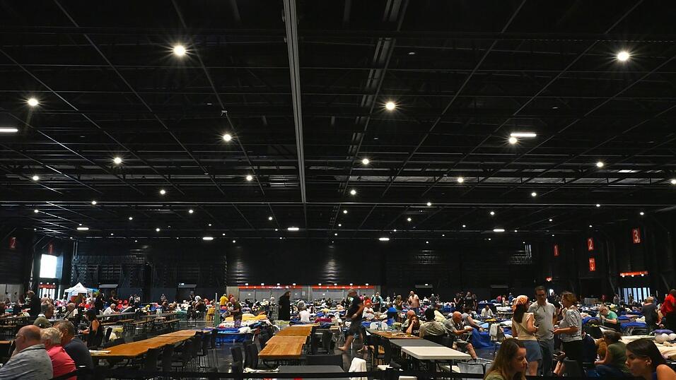 In Hoch-Zeiten waren fast 7.000 Menschen in der Notunterkunft in den Messehallen untergebracht.