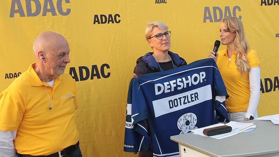 Bei der 3-Städte-Ralley in Straubing hat Moderatorin Kathrin Resch (rechts) Geld für den guten Zweck gesammelt. Bei der 3-Städte-Ralley in Straubing hat Moderatorin Kathrin Resch (rechts) Geld für den guten Zweck gesammelt.