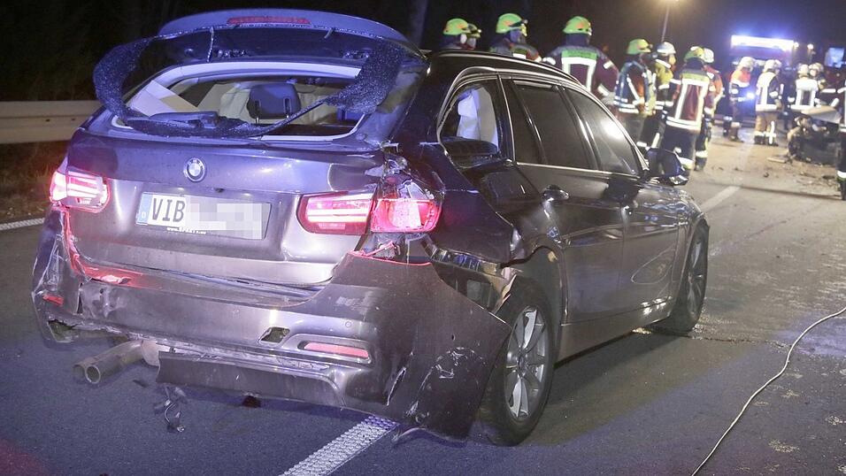 Bei dem Unfall bei Egglkofen wurden mehrere Personen schwer verletzt. Bei dem Unfall bei Egglkofen wurden mehrere Personen schwer verletzt.