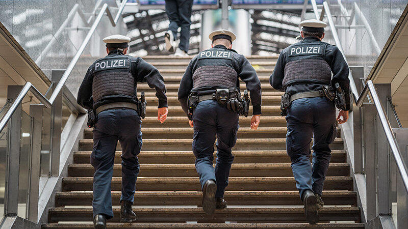 Die Polizei sucht nach Zeugen, die Hinweise zu der Schlägerei geben können.