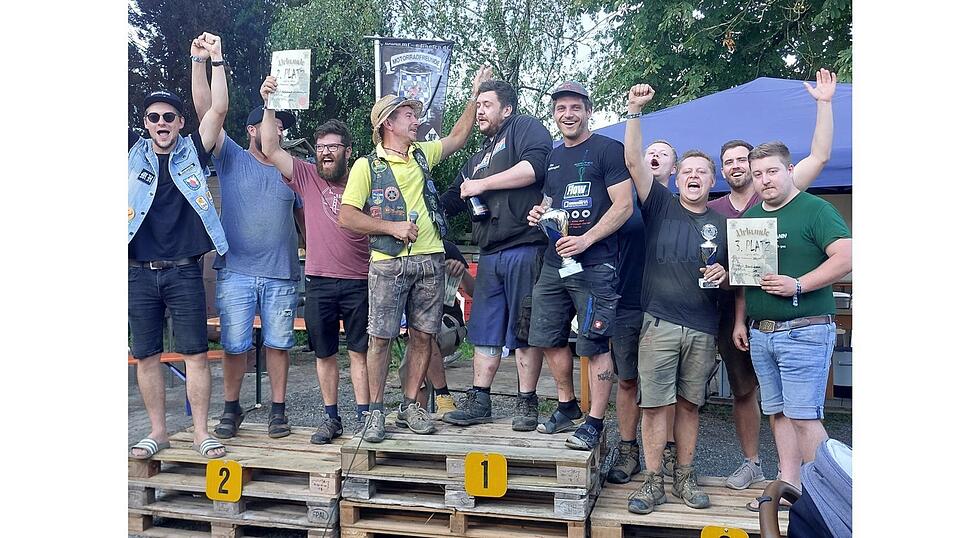 Wer mit einem besonders frisierten Mofa brillieren will, tritt in der offenen Klasse an. Dabei gehen als beste hervor: 'Bierfräsen' (3), 'Mofahead Niederbayern' (2) und 'Team 69 Dummkopf' (1). Wer mit einem besonders frisierten Mofa brillieren will, tritt in der offenen Klasse an. Dabei gehen als beste hervor: 'Bierfräsen' (3), 'Mofahead Niederbayern' (2) und 'Team 69 Dummkopf' (1).