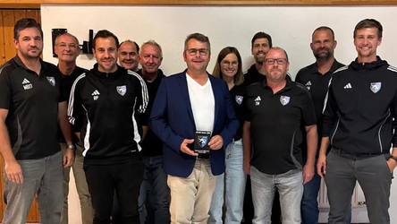 Der Vereinsausschuss des FC Velden-Eberspoint gemeinsam mit B&uuml;rgermeister Marcel Zviedris. &bdquo;Mit gutem Beispiel vorangehen&ldquo; will Zviedris und unterst&uuml;tzt den FCVE zuk&uuml;nftig als weiteres Club100-Mitglied.