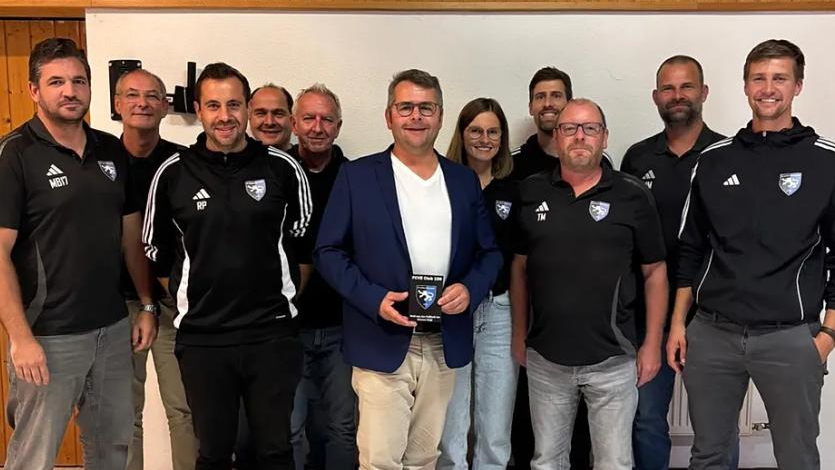 Der Vereinsausschuss des FC Velden-Eberspoint gemeinsam mit Bürgermeister Marcel Zviedris. „Mit gutem Beispiel vorangehen“ will Zviedris und unterstützt den FCVE zukünftig als weiteres Club100-Mitglied. Der Vereinsausschuss des FC Velden-Eberspoint gemeinsam mit Bürgermeister Marcel Zviedris. „Mit gutem Beispiel vorangehen“ will Zviedris und unterstützt den FCVE zukünftig als weiteres Club100-Mitglied.