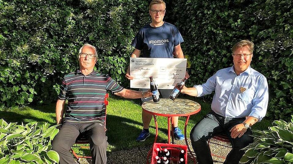 Bei der Spenden&uuml;bergabe (v.l.): Karl Strohmeier, Vorsitzender des Unterst&uuml;tzungsvereins, Andreas Haller vom TSV Bodenmais und B&uuml;rgermeister Joli Haller, der den Kasten f&uuml;r 223 Euro gekauft hat.