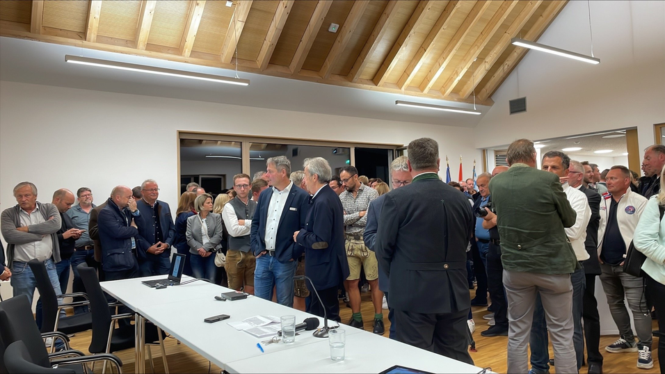 Die politische Prominenz aus dem Landkreis sowie Minister Christian Bernreiter (vorne, ihm gegenüber MdL Josef Zellmeier) hat sich im Rathaus eingefunden. Hinten links mit blauem Janker Landrat Josef Laumer, vorne mittig Irlbachs Bürgermeister Armin Soller. Die politische Prominenz aus dem Landkreis sowie Minister Christian Bernreiter (vorne, ihm gegenüber MdL Josef Zellmeier) hat sich im Rathaus eingefunden. Hinten links mit blauem Janker Landrat Josef Laumer, vorne mittig Irlbachs Bürgermeister Armin Soller.