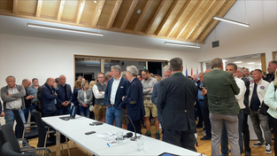 Die politische Prominenz aus dem Landkreis sowie Minister Christian Bernreiter (vorne, ihm gegenüber MdL Josef Zellmeier) hat sich im Rathaus eingefunden. Hinten links mit blauem Janker Landrat Josef Laumer, vorne mittig Irlbachs Bürgermeister Armin Soller. Die politische Prominenz aus dem Landkreis sowie Minister Christian Bernreiter (vorne, ihm gegenüber MdL Josef Zellmeier) hat sich im Rathaus eingefunden. Hinten links mit blauem Janker Landrat Josef Laumer, vorne mittig Irlbachs Bürgermeister Armin Soller.