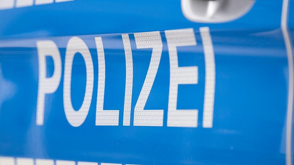 Noch am Sonntagabend hatten die Beamten Teile des Donauufers abgesucht. (Symbolbild)