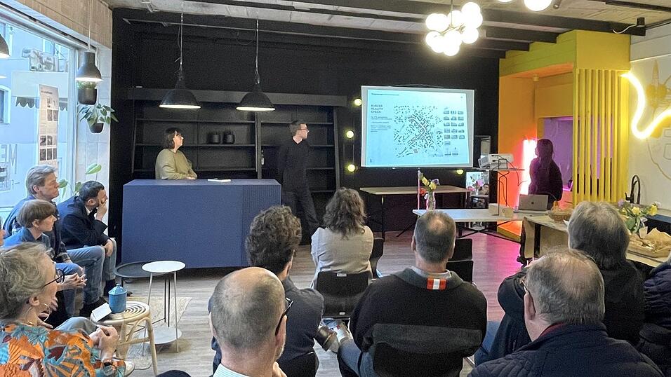 Noah Kassner und Anny Chen stellten die Ergebnisse ihrer über ein halbes Jahr angelegten Arbeit vor. Noah Kassner und Anny Chen stellten die Ergebnisse ihrer über ein halbes Jahr angelegten Arbeit vor.