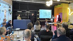 Noah Kassner und Anny Chen stellten die Ergebnisse ihrer &uuml;ber ein halbes Jahr angelegten Arbeit vor.