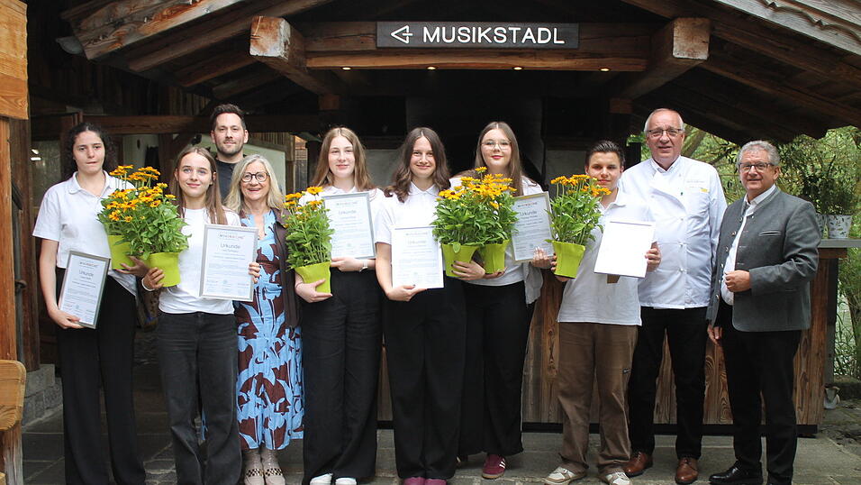 Bei der Übergabe der Zertifikate (von links): Laura Seidl, Leni Schwarz, Teamleiter Florian Brunner, Teamleitung Bayern Manuela Heizler, Leticia Stangl, Susanna Münch, Theresa Winkler, Moritz Schieck, Schirmherr Franz Löffler, Vizepräsident DEHOGA Bayern Andreas Brunner. Bei der Übergabe der Zertifikate (von links): Laura Seidl, Leni Schwarz, Teamleiter Florian Brunner, Teamleitung Bayern Manuela Heizler, Leticia Stangl, Susanna Münch, Theresa Winkler, Moritz Schieck, Schirmherr Franz Löffler, Vizepräsident DEHOGA Bayern Andreas Brunner.