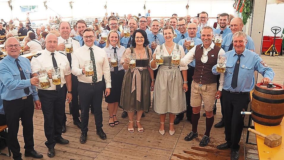 Ein Prosit auf sch&ouml;ne Festtage: Der Festausschuss am Ehrenabend.