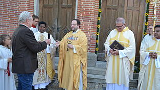 Symbolisch &uuml;bergab Kirchenpfleger Helmut Jakob den Schl&uuml;ssel.
