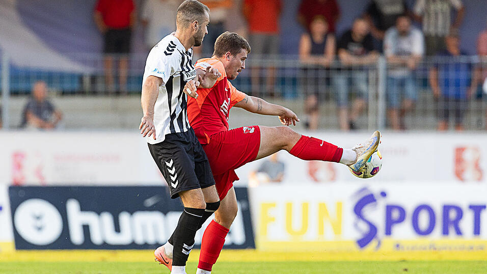 Hankofens Andreas Wagner (r., hier in der Partie gegen Burghausen Ende August) kehrt nach abgesessener Gelbsperre gegen Buchbach in die Mannschaft zurück. Hankofens Andreas Wagner (r., hier in der Partie gegen Burghausen Ende August) kehrt nach abgesessener Gelbsperre gegen Buchbach in die Mannschaft zurück.