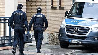 Die Polizei stellte bei den Durchsuchungen scharfe Waffen sicher. Die Polizei stellte bei den Durchsuchungen scharfe Waffen sicher.