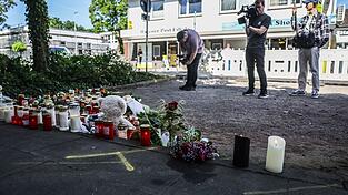 Zahlreiche Kerzen und Blumen an der Unfallstelle - die Autofahrerin soll ein Ger&auml;t zur Herz&uuml;berwachung getragen haben.