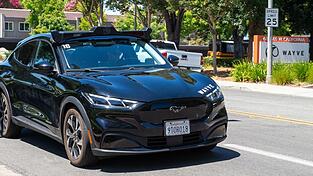 Solche zu selbstfahrenden Autos umgebauten Mustang-Elektroautos von Ford sollen Fahrgäste in London befördern. Solche zu selbstfahrenden Autos umgebauten Mustang-Elektroautos von Ford sollen Fahrgäste in London befördern.