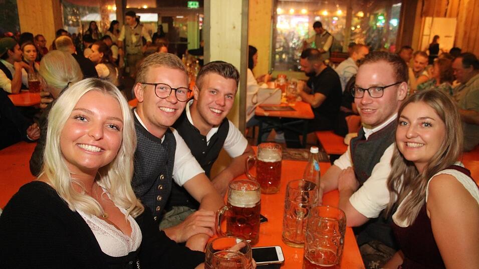 Auch am Samstagabend strömten viele Landshuter zur Dult. Auch am Samstagabend strömten viele Landshuter zur Dult.