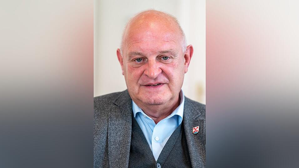 Klaus Schmid, Bürgermeister von Simbach am Inn, hat bis heute ein ungutes Gefühl, wenn Gewitter aufziehen. (Archivbild) Klaus Schmid, Bürgermeister von Simbach am Inn, hat bis heute ein ungutes Gefühl, wenn Gewitter aufziehen. (Archivbild)