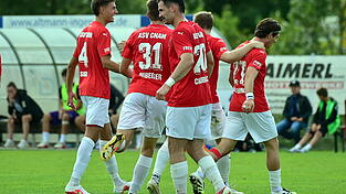 Der ASV Cham bejubelt den späten Siegtreffer gegen Bamberg, erzielt durch Alexander Sigl (l.). Der ASV Cham bejubelt den späten Siegtreffer gegen Bamberg, erzielt durch Alexander Sigl (l.).