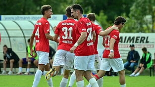 Der ASV Cham bejubelt den sp&auml;ten Siegtreffer gegen Bamberg, erzielt durch Alexander Sigl (l.).