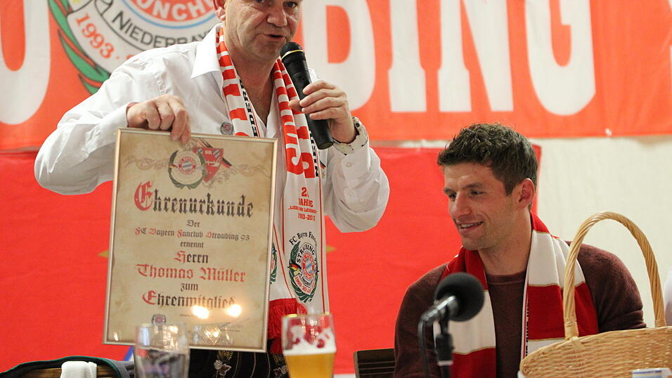 Thomas Müller besuchte am Sonntagnachmittag den 'FC Bayern-Fanclub Straubing '93'. (Foto: Fabian Roßmann) Thomas Müller besuchte am Sonntagnachmittag den 'FC Bayern-Fanclub Straubing '93'. (Foto: Fabian Roßmann)