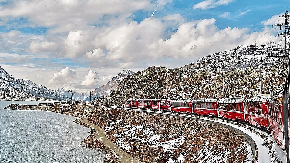 Beeindruckende Landschaft: Der Berninaexpress fährt entlang des Lago Bianco am Berninapass. Beeindruckende Landschaft: Der Berninaexpress fährt entlang des Lago Bianco am Berninapass.