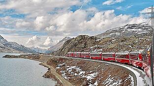 Beeindruckende Landschaft: Der Berninaexpress fährt entlang des Lago Bianco am Berninapass.