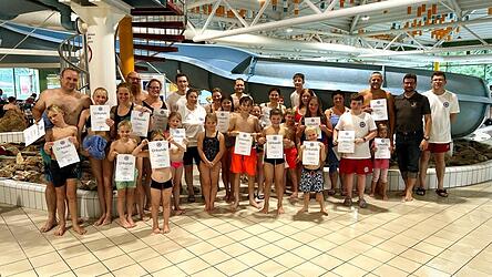 Egal ob jung oder alt, Einheimischer oder nicht - die Teilnehmer, hier ein kleiner Teil, hatten beim Wettrutschen im Osserbad viel Spaß.