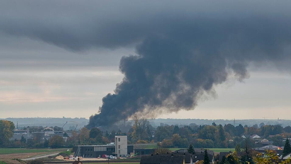In Sontheim an der Brenz ist in einem Recyclingbetrieb Feuer ausgebrochen. In Sontheim an der Brenz ist in einem Recyclingbetrieb Feuer ausgebrochen.