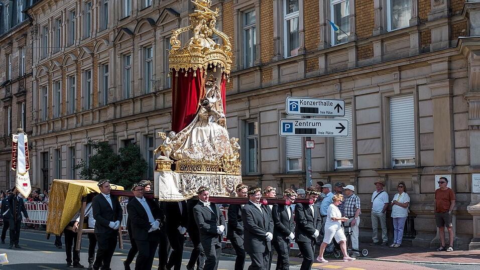 Die Prozession durch Bamberg wird von vielen Zuschauern begleitet. (Archivbild) Die Prozession durch Bamberg wird von vielen Zuschauern begleitet. (Archivbild)