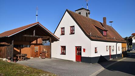 Im Hofbereich des Ger&auml;tehauses in Schwarzenberg wird f&uuml;r die Feier am Kirta-Montag ein Zelt aufgestellt.