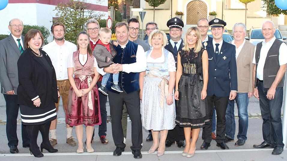 Jubilar Walter Dendorfer mit Enkel Lukas am Arm, seiner Familie, Vizebürgermeisterin Christa Strohmeier-Heller (Zweite von links), Polizeichef Alfons Windmaißer (rechts) und den Vertretern der Vereine. Jubilar Walter Dendorfer mit Enkel Lukas am Arm, seiner Familie, Vizebürgermeisterin Christa Strohmeier-Heller (Zweite von links), Polizeichef Alfons Windmaißer (rechts) und den Vertretern der Vereine.