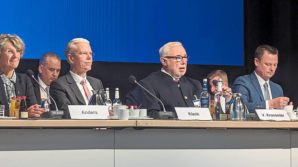 Von links: Finanzvorständin Uta Anders, Vorstandsvorsitzender Christoph Klenk, Aufsichtsratsvorsitzender Volker Krons-eder, Konzernbetriebsratsvorsitzender Josef Weitzer. Von links: Finanzvorständin Uta Anders, Vorstandsvorsitzender Christoph Klenk, Aufsichtsratsvorsitzender Volker Krons-eder, Konzernbetriebsratsvorsitzender Josef Weitzer.