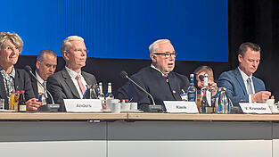 Von links: Finanzvorständin Uta Anders, Vorstandsvorsitzender Christoph Klenk, Aufsichtsratsvorsitzender Volker Krons-eder, Konzernbetriebsratsvorsitzender Josef Weitzer. Von links: Finanzvorständin Uta Anders, Vorstandsvorsitzender Christoph Klenk, Aufsichtsratsvorsitzender Volker Krons-eder, Konzernbetriebsratsvorsitzender Josef Weitzer.