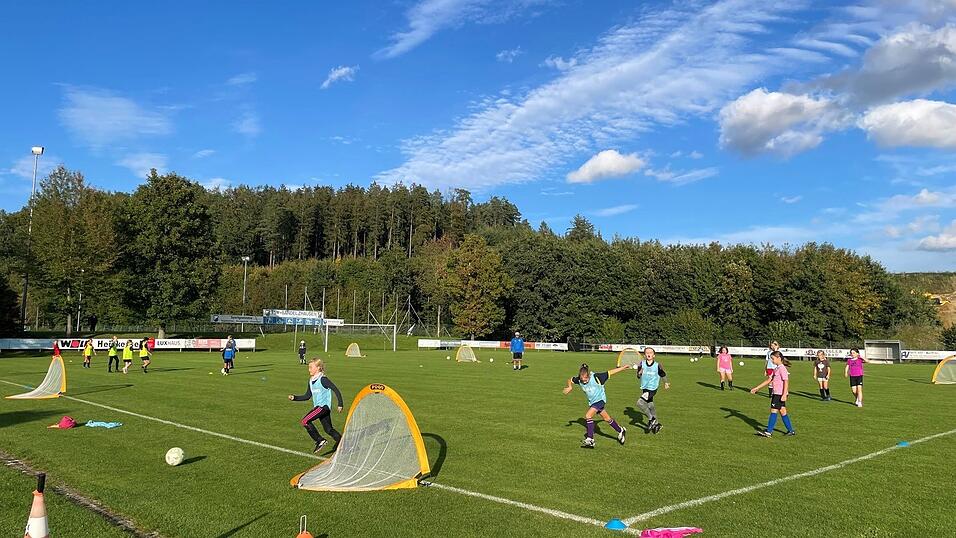 Die E- und die F-Mannschaft des TSV beim Training auf dem Funino-Feld.