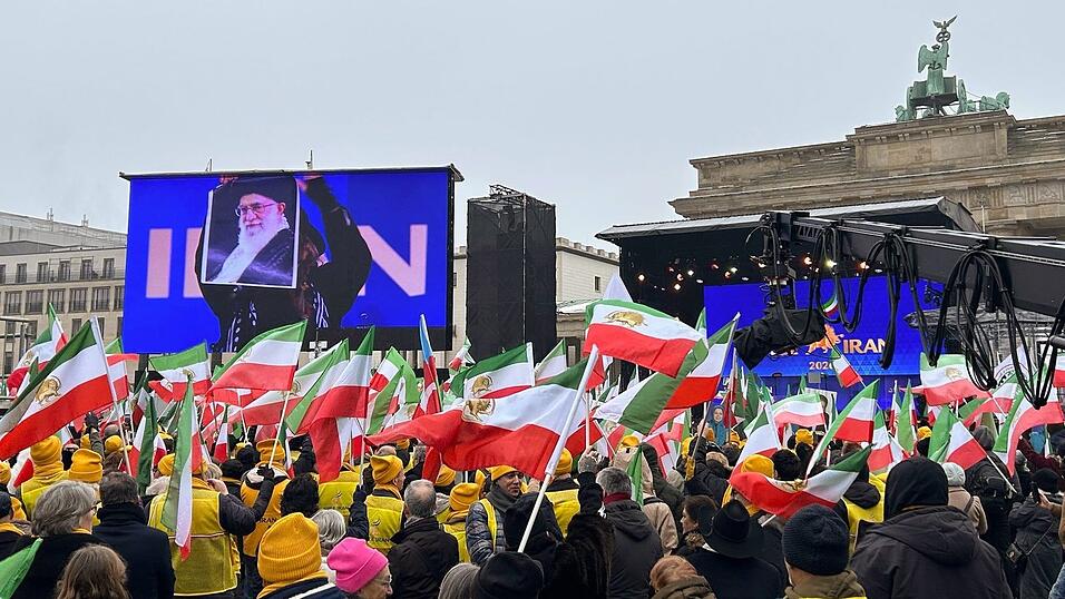 Tausende Menschen demonstrieren vor dem Brandenburger Tor f&uuml;r Freiheit im Iran.