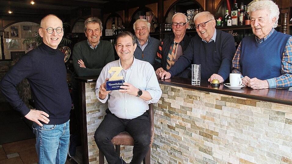 In Anwesenheit des 11-Uhr-Stammtisches nimmt Pasqualino de Luca das goldene „Z“ von Redaktionsleiter Josef Heigl entgegen. In Anwesenheit des 11-Uhr-Stammtisches nimmt Pasqualino de Luca das goldene „Z“ von Redaktionsleiter Josef Heigl entgegen.