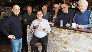 In Anwesenheit des 11-Uhr-Stammtisches nimmt Pasqualino de Luca das goldene &bdquo;Z&ldquo; von Redaktionsleiter Josef Heigl entgegen.