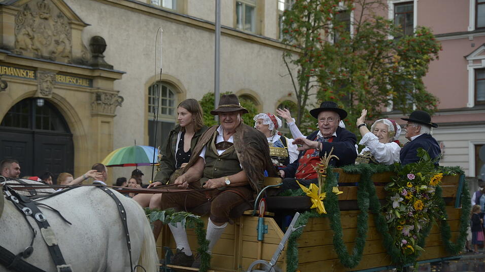 Zahlreiche Musik- und Trachtengruppen zogen nach dreij&auml;hriger Pause am Freitagabend zum Festplatz Am Hagen.&nbsp;