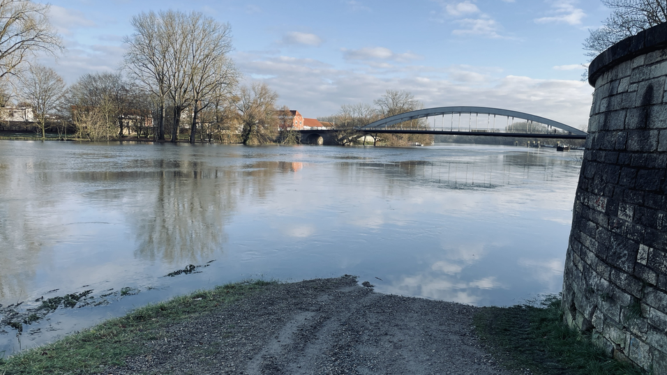 Die Donau ist bei Straubing am Dienstagvormittag über die Ufer getreten. 