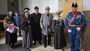 Besuch aus der Vergangenheit: Zum Bahnhofsjubiläum gratulierten mehrere Gäste in historischem Gewand.
