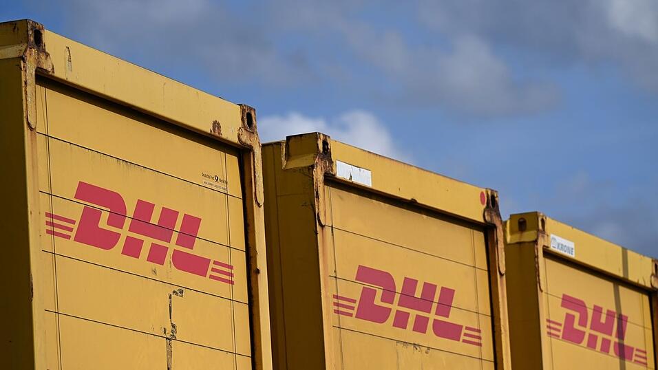 An dem DHL-Zustellzentrum läuft ein größerer Einsatz von Feuerwehr und Polizei. (Symbolbild) An dem DHL-Zustellzentrum läuft ein größerer Einsatz von Feuerwehr und Polizei. (Symbolbild)