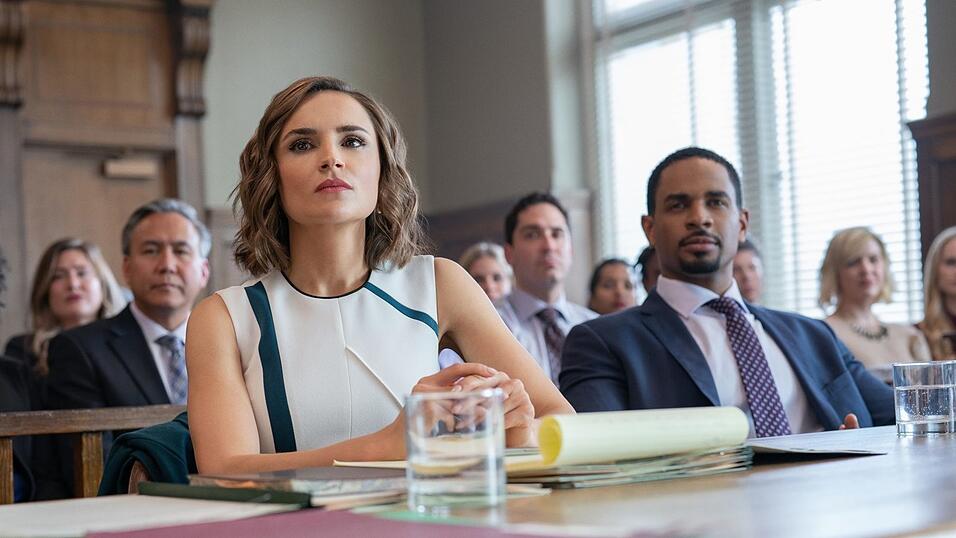 Vor Gericht setzt sich Anwältin Susan für Nick ein. Vor Gericht setzt sich Anwältin Susan für Nick ein.