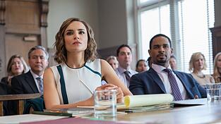 Vor Gericht setzt sich Anwältin Susan für Nick ein. Vor Gericht setzt sich Anwältin Susan für Nick ein.