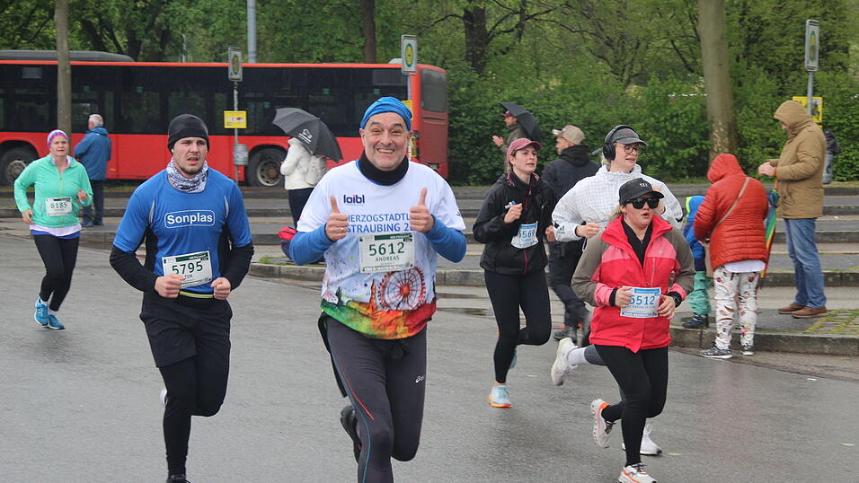Auch die großen Herzogstadtläufer ließen sich wie schon die Kleinen am Samstag durch das nasskalte Aprilwetter den Spaß am Sport unter freiem Himmel nicht verderben.