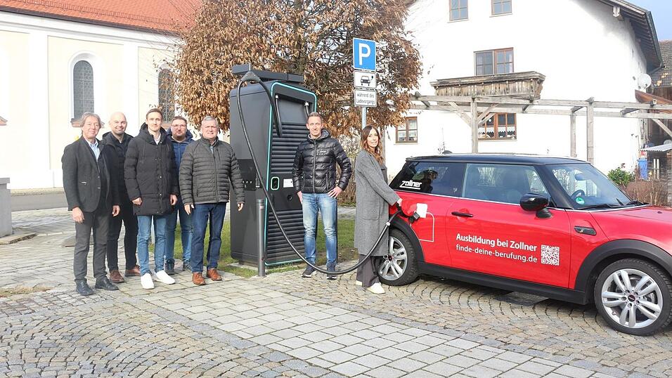 Die Eröffnung der E-Ladesäule mit Bürgermeister Hans Laumer und Geschäftsstellenleiter Fabian Pielmeier mit den Betreibern der Ladesäule: Ein Fahrzeug der Firma Zollner wird betankt.