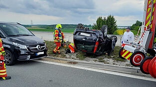 Das Auto ist auf dem Dach liegengeblieben.