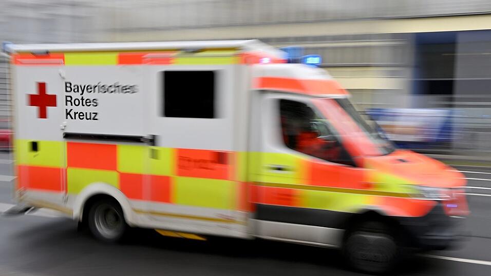 Der Mann wurde mit schweren Verletzungen ins Krankenhaus gebracht. (Symbolbild)