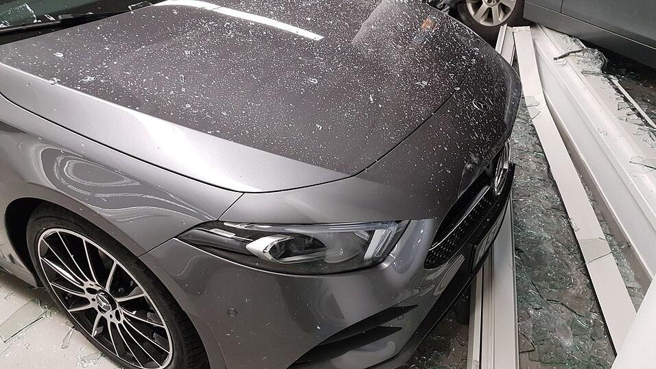 Ein Autofahrer ist in Rottenburg in den Verkaufsraum eines Autohauses gefahren.