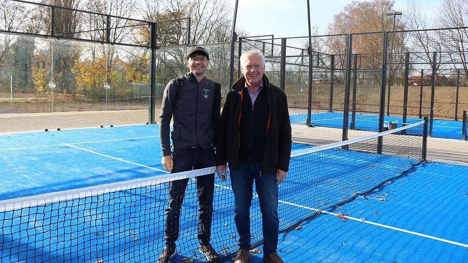 Vorsitzender Markus Weichselmann (links) und Schatzmeister Georg B&ouml;sl freuen sich &uuml;ber die neuen Padel-Pl&auml;tze.